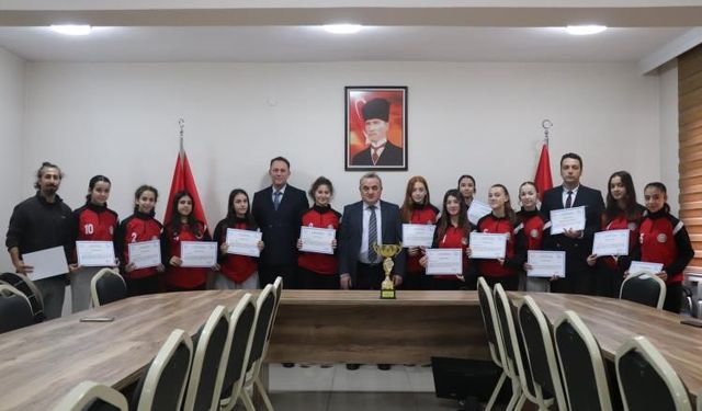 Yıldız Kızlar Voleybol İl Birincisi Sporcular Ödüllendirildi
