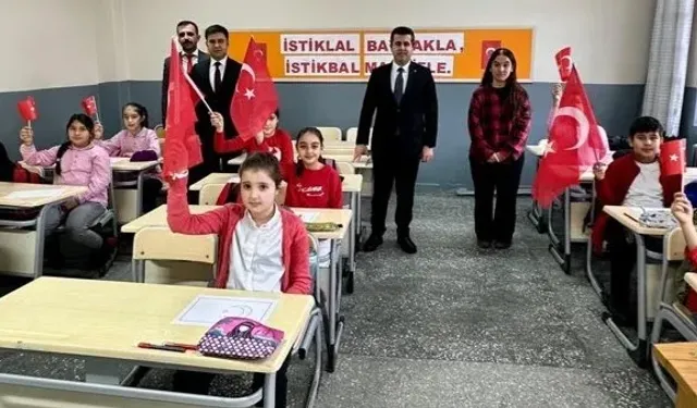 Mihalıççık’ta İlk Ders Bayrak Sevgisiyle Başladı