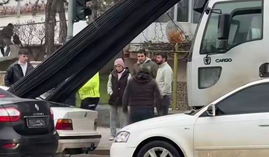 Yenikent Kavşağı’nda Tehlikeli Anlar Yaşandı