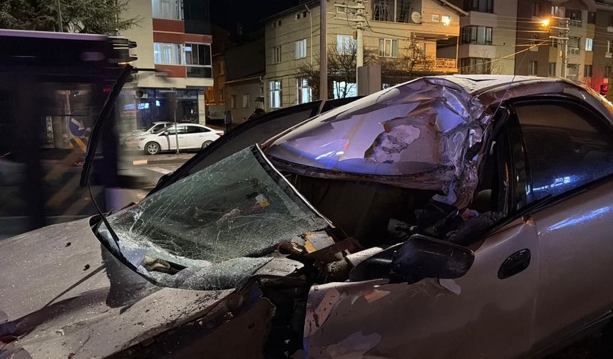 Eskişehir'de trafik kazası: Otomobil sürücüsü tırın altında kalmaktan son anda kurtarıldı