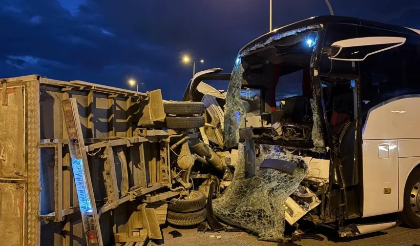 Kayseri'de Korkunç Kaza: Yolcu Otobüsü ile Kamyonet Çarpıştı, 5 Kişi Yaralandı!