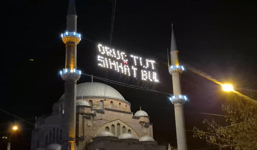 Eskişehir'de minareler mahyalarla aydınlandı