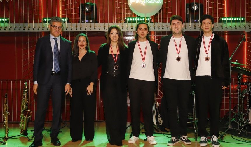 Eskişehir'in gurur günü: İletişim Bilimleri Fakültesi öğrencileri ödülle döndü