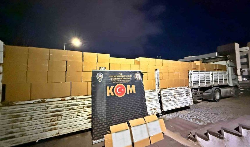 Afyonkarahisar’da Tırda 7,2 Milyon Kaçak Ürün Ele Geçirildi