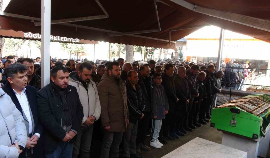 Araba almak için gittiği Antalya'da otobüs kazasında hayatını kaybeden Erdi Demirsoy toprağa verildi