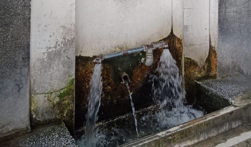 Karapınar Camii Önünde Yıllardır Boşa Akan Su Tepki Çekiyor