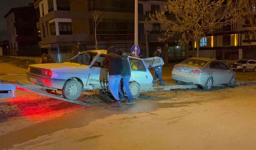 Emek Mahallesi’nde Kaza: Otomobil Yan Yattı