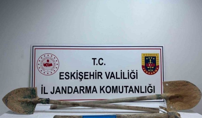 Eskişehir’de Define Avcıları Kaçak Kazıda Suçüstü Yakalandılar, Define Hayali Kabusa Dönüştü!