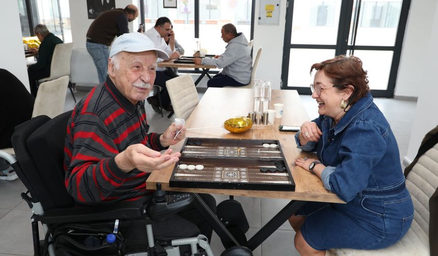 Koca Çınarlar Tavla Turnuvasında Keyifli Anlar Yaşadı