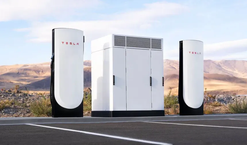 Tesla Türkiye’de enerji fırtınası estiriyor: Eskişehir Supercharger ile menzil korkusu tarihe gömüldü!