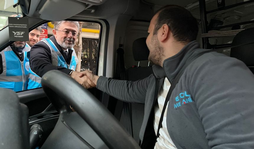 Bakan Yumaklı, Eskişehir’de Vatandaşlara Pide Dağıttı