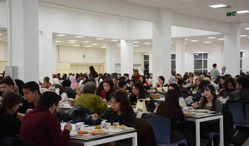 Anadolu Üniversitesi’nde Öğrenciler Kadir Gecesi’nde Aynı Sofrada