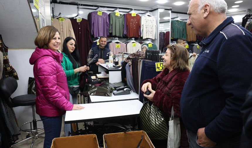 Başkan Ünlüce Çarşıda Vatandaşla Bayram Sevincini Paylaştı
