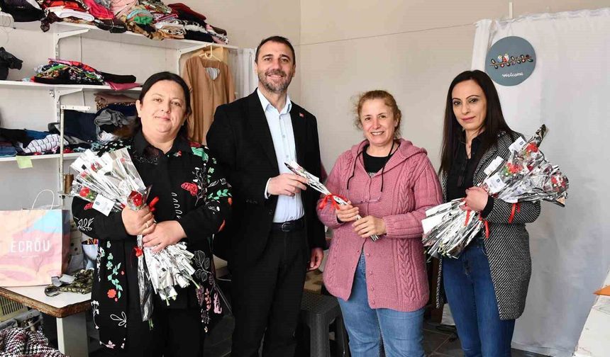 Beylikova’da Kadınlar Günü’nde Bin Çiçek Dağıtıldı