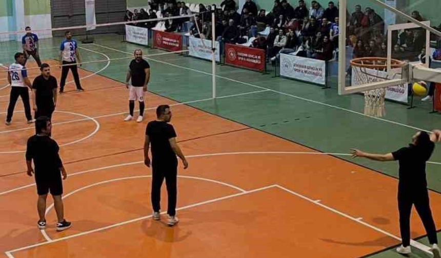 Beylikova'da Voleybol Turnuvasında Mücadele Başladı