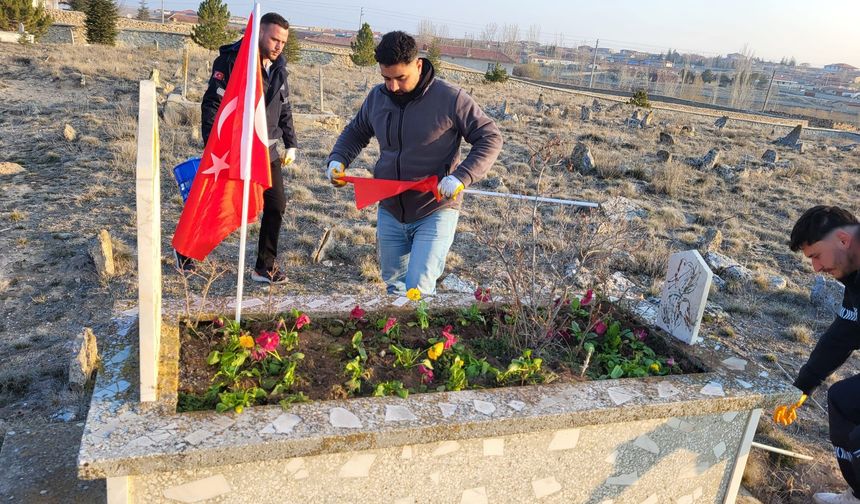 18 Mart Öncesi Şehitlikler Yenilendi