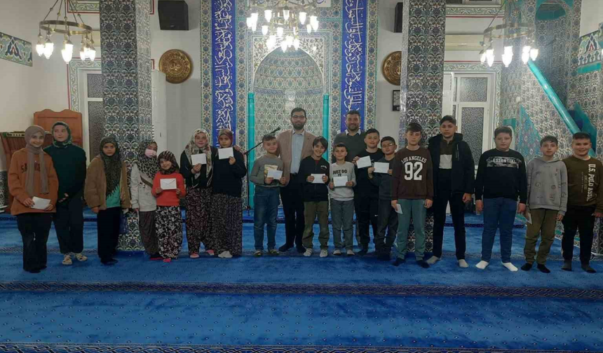 Camide Çocuklara Bayram Harçlığı Sürprizi