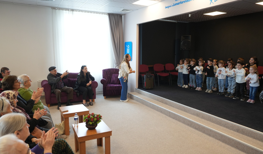 Çocuklar, Büyüklere Sevgi Dolu Gösteri Gerçekleştirdi