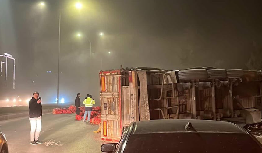 Çevre Yolunda Soğan Yüklü Tır Devrildi: Ürünler Yola Saçıldı