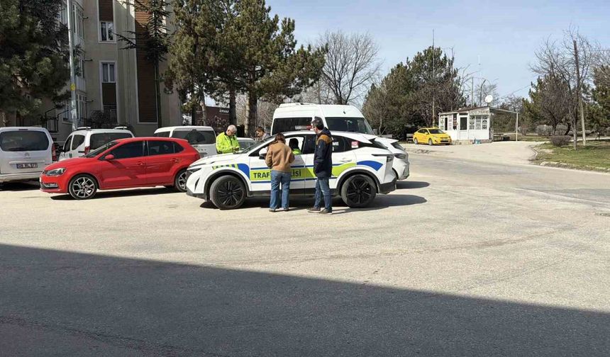 Eskişehir'de Kontrolden Çıkan Araç Marketin Camından Girdi