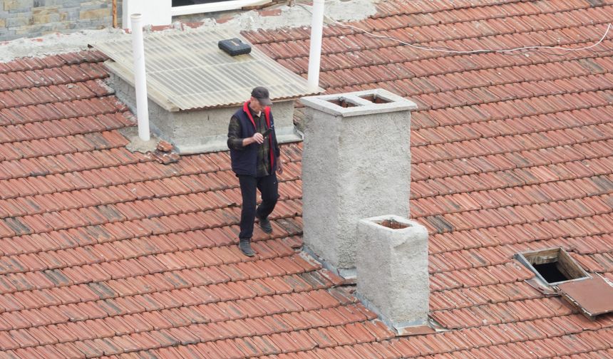 Gökmeydan’da nefes kesen görüntü: Çatıda dolaşan kişi endişe yarattı