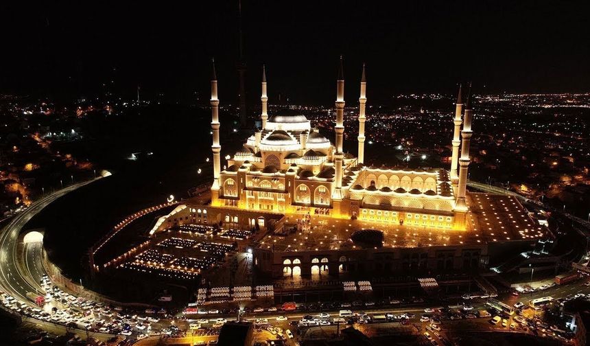 Bin Aydan Daha Hayırlı Kadir Gecesi Bugün Dualarla Karşılanacak