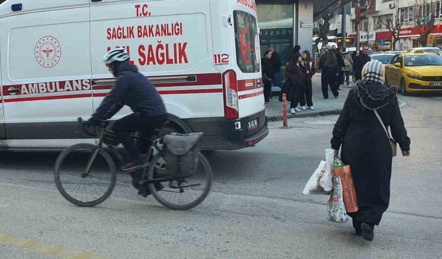 Kavşakta Kaza: Elektrikli Bisiklet Sürücüsü Yaralandı