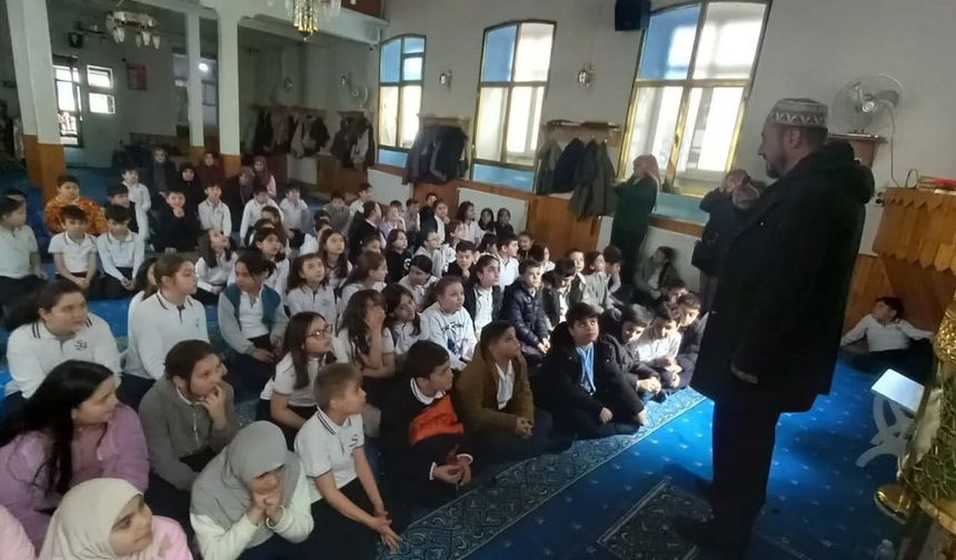 Minik Öğrenciler Cami-Çocuk Buluşmasında Bir Araya Geldi