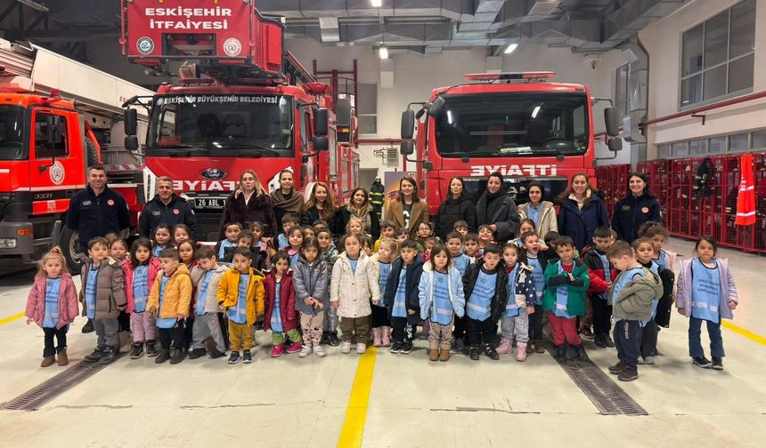 Minikler İtfaiyede Öğrendi, Tiyatroda Eğlendi