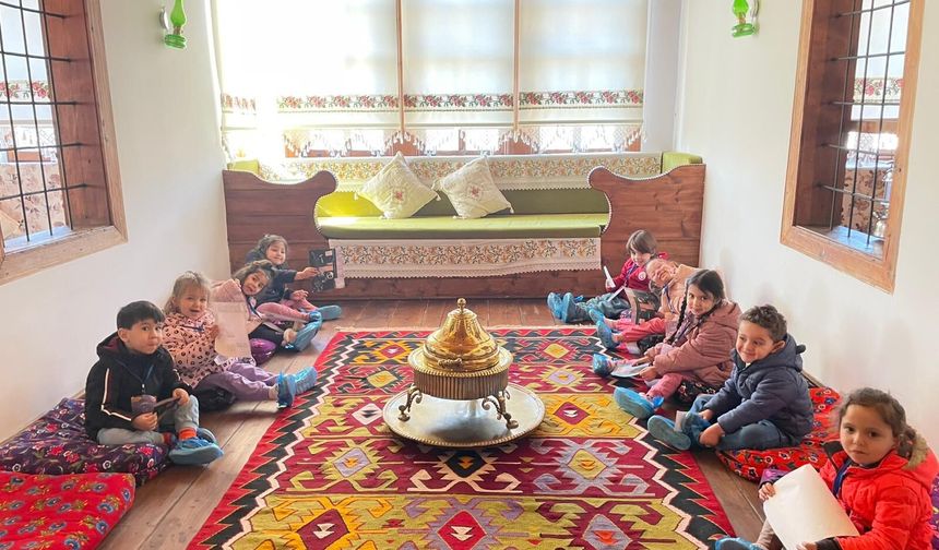 Çocuk Evlerindeki Miniklere Tarih Aşılanıyor