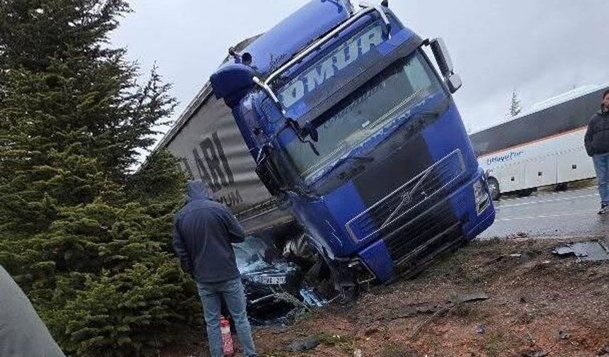 Seyitgazi Yolunda Feci Tır Kazası: 3 Kişi Ağır Yaralı