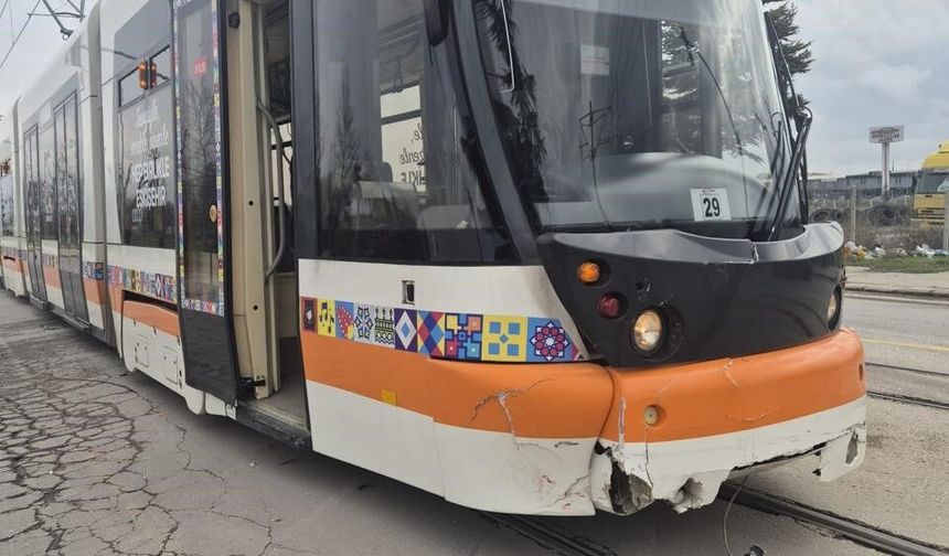 Eskişehir’de Tramvay Kazası: Otomobil ile Çarpıştı, 2 Yaralı