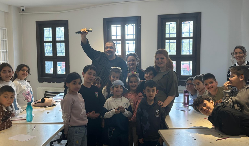 23 Nisan'da Çocuklar Rap Atölyesinde Kendi Şarkılarını Yazdı