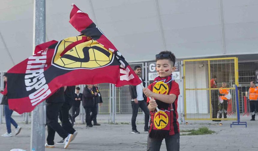 Kumbarasını Eskişehirspor’a Bağışlayan Minik Hüseyin Buğra’dan Tribünde Büyük Destek