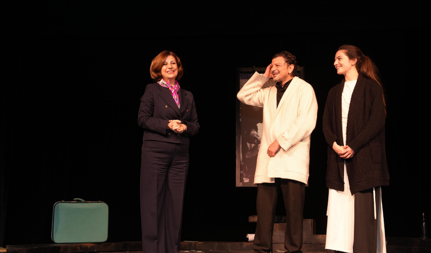 Başkan Ünlüce “Unutmak” oyununu izledi