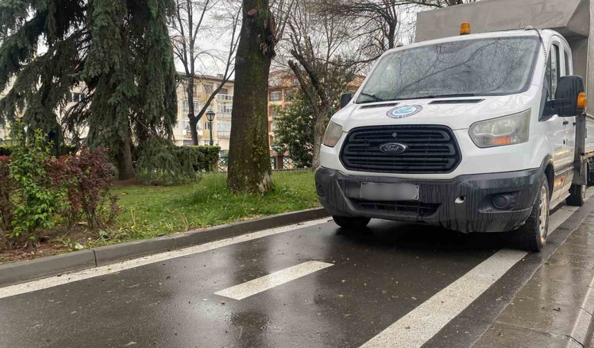 Belediye Araçları Bisiklet Yolunu Kapattı