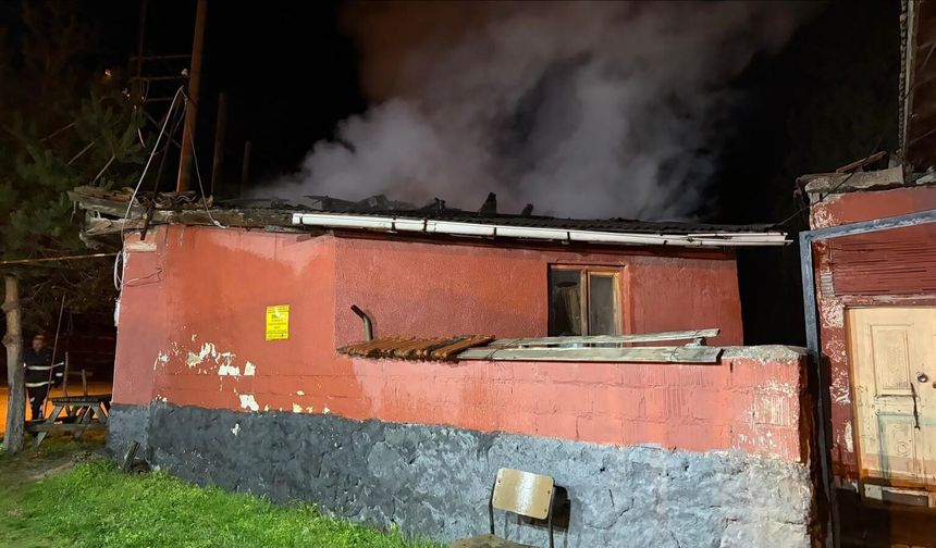 Dumanı Fark Etti, Canını Kurtardı: Ev Alevlere Teslim Oldu