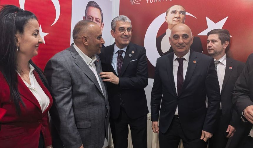 CHP’ye Katılan Yeni Üyelere Rozet Takıldı