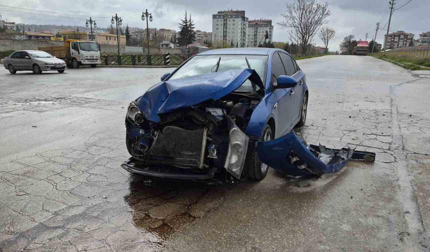 Dur Levhasına Uymayan Araç Çöp Kamyonuna Çarptı