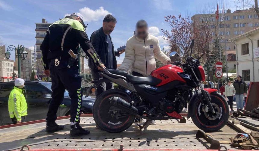 Gürültü Yapan Motosiklet Trafikten Men Edildi
