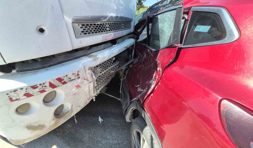 Eskişehir'de Kamyonun Sürüklediği Araç Başka Araca Çarptı