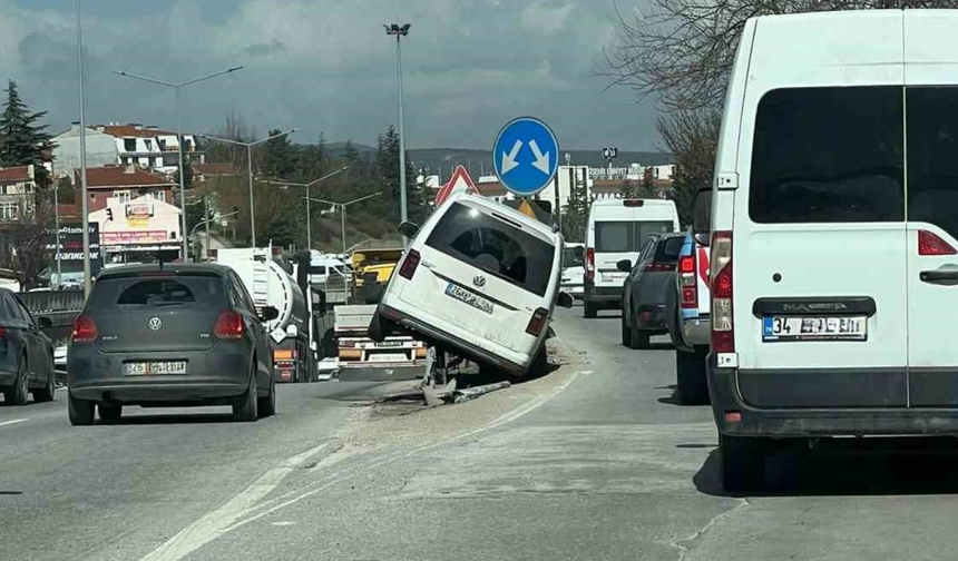 Eskişehir’de Korkutan Kaza: Araç Bariyerlerde Asılı Kaldı