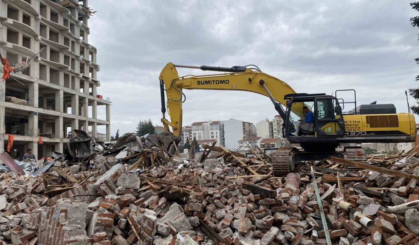 Eskişehir’de Metruk Yapı Kontrollü Yıkıldı