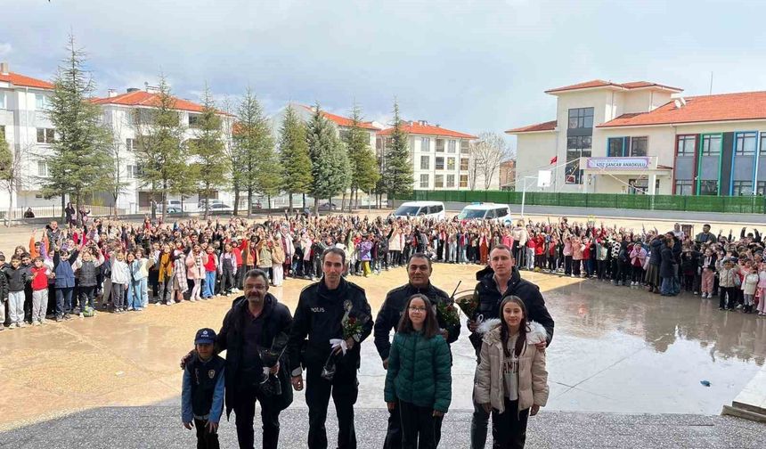 Eskişehir’de Miniklerden Polislere Sürpriz Kutlama