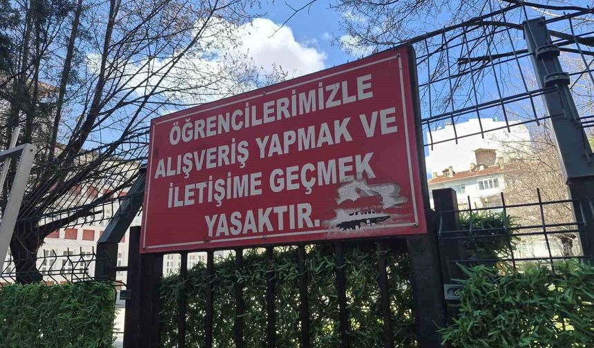 Eskişehir'de Okul Bahçesi Teline Asılan Uyarı Yazısı Dikkat Çekti