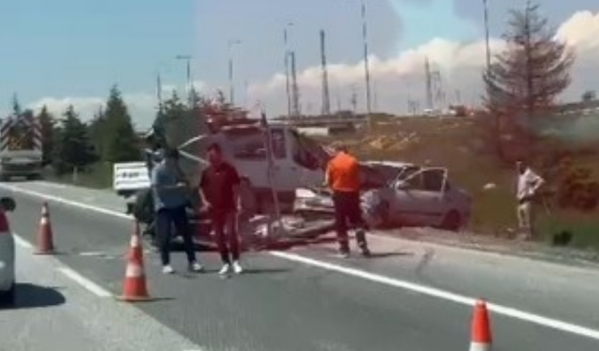 Eskişehir’de Şerit Aracına Çarpan Otomobil Hasar Aldı