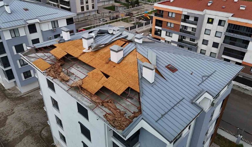 Eskişehir'de Şiddetli Rüzgar Binanın Çatısını Havaya Uçurdu
