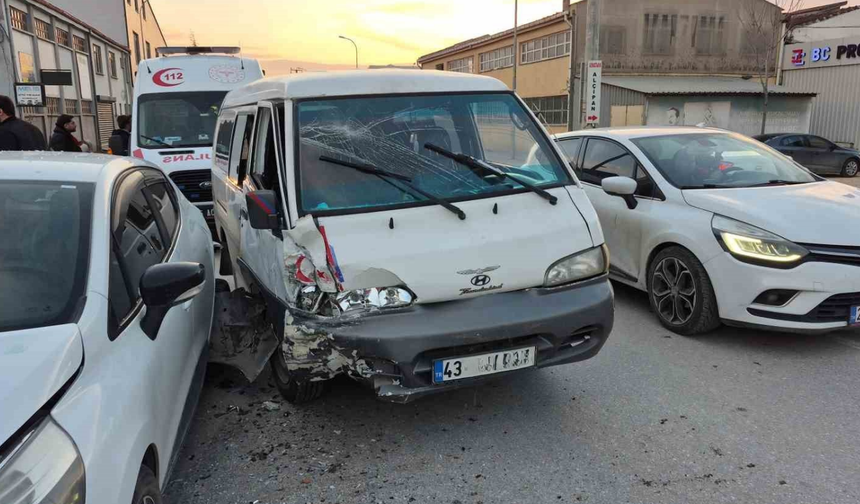 Eskişehir’de Zincirleme Kaza: Minibüs Ortalığı Savaş Alanına Çevirdi