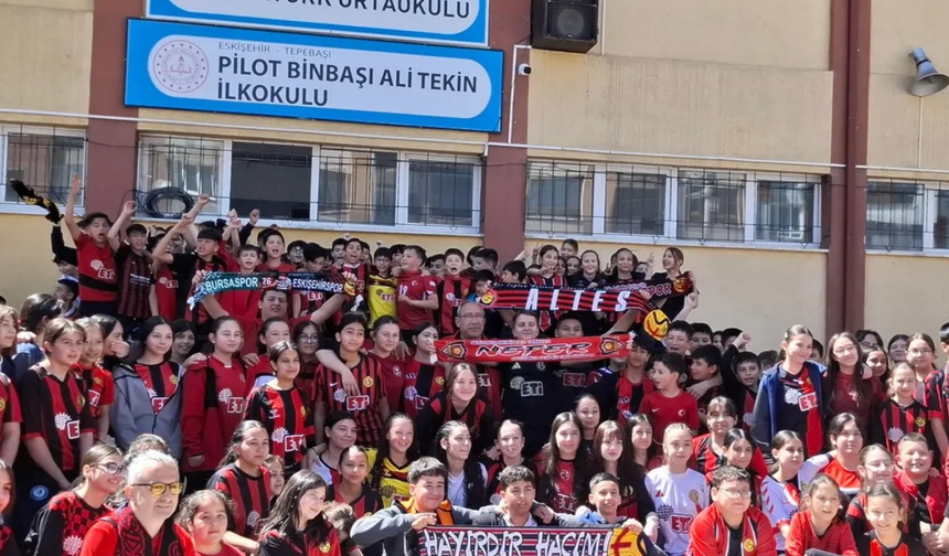Eskişehirli Öğrencilerden Eskişehirspor’a Coşkulu Destek