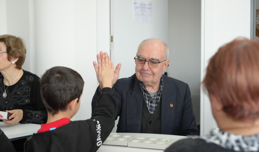 Gençler ve Yaşlılar Aynı Masada